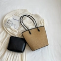 Stroh-Stofftasche mit schwarzen Lederriemen und passendem Innenbeutel auf beigem Grund - 2-teiliges Set (Tote + Innentasche) / Schwarz
