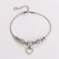 Vista de detalle de pulsera de cadena de serpiente con dije de corazón y acero - Color Acero