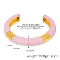 Dettaglio del bracciale aperto in smalto rosa e acciaio con segmenti dorati e texture - Stile Filettato Rosa (Z181)