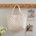 Borsa tote trapuntata bianco crema con fiori rosa e stampe di coniglietti - Coniglietto