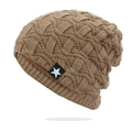 Detailansicht des karierten Strickmusters und Stern-Etiketts der warmen Fleece-Futter Mütze - Einheitsgröße / Khaki