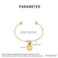 Vista detallada del brazalete de nudo de acero inoxidable dorado con colgante de corazón - Dorado (KB207040-Z)