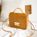 Piccola borsa quadrata vintage da donna in pelle marrone con cuciture bianche e chiusura - Giallo
