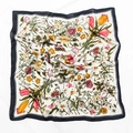 Seidenquadrattuch mit Blumenmuster in Dunkelblau und lebendigen botanischen Motiven - Milchweiß