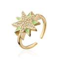 Nahaufnahme des 18K vergoldeten achteckigen Sternrings mit Zirkonia und Emaille - Hellgrün