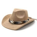 Detalle macro del sombrero de vaquero de ante caqui con banda étnica y adornos de conchas - M (56-58cm) / Camello Gamuza