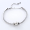 Minimalistisches Mesh-Edelstahlarmband in Silber mit mattierter Perle auf weißem Hintergrund - Stahlfarbe