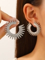 Boucles d'oreilles soleil argentées ajourées avec strass brillants style vintage - Style Soleil Radial Entièrement Strassé Argenté (M-459)