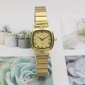 Orologio da donna quadrato in oro con cinturino in metallo stile bambù e sfondo chic - Oro
