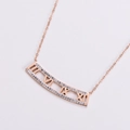Collana in oro rosa con pendente traforato a numeri romani e accenti di cristallo - Oro rosa