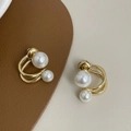 Boucles d'oreilles dorées avec deux perles d'imitation sur un fond de cuir premium - Style Arc de Cercle à Double Perle (XL1472-40)