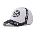 Cappellino da baseball NY classico bianco e nero con ricamo New York visto da un'angolazione 45° - Bianco