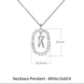 Pendente in argento placcato oro bianco 18K con lettera K e pietre brillanti - Stile Lettera K con Cornice Ovale Incastonata di Strass / 40-50cm Regolabile / Oro bianco