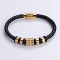 Dettaglio di bracciale in pelle intrecciata nera con perle dorate e chiusura magnetica - Oro
