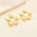 Détail de boucles d'oreilles fleur en acier doré 18K avec perle sur une pierre - Style Or Large (KE115792-GC)