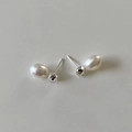 Elegante S925 Sterling Silber Ohrstecker mit weißen Süßwasserperlen in Tropfenform - 925er Silber / Silber