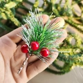 Aghi di pino artificiali con bacche rosse e brina per decorazioni natalizie - Ago di Pino Spazzolato Bianco 3 Bacche 1 Pigna