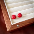 Élégantes boucles d'oreilles sphériques rouge vif avec fini brillant sur plateau - 38# Perle Rouge 10mm
