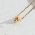 Collier maille trombone doré avec petit pendentif cylindrique et pierres de zircon orange - Orange