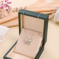 Collier avec pendentif nœud en argent dans son coffret vert élégant et décor raffiné - 9147-argent