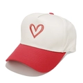 Dettaglio ricamo cuore rosso su cappello bianco a cinque pannelli con visiera rossa - M (56-58cm) / Rosso