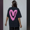 Oversized μαύρο T-shirt με εφέ πλυσίματος και ροζ γκράφιτι καρδιά στην πλάτη - S / Πλυμένο Μαύρο