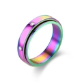 Détail macro d'une bague tournante arc-en-ciel en titane avec quatre zircons incrustés - US 7 / Arc-en-ciel avec pierre