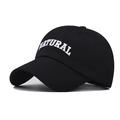 Berretto da baseball in cotone nero con ricamo NATURAL bianco in vista laterale a 45 gradi - Nero