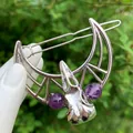 Dettaglio del fermaglio gotico con teschio di corvo e luna in argento e perle - Fermaglio vuoto argento + Testa di corvo argento + Perla di ametista