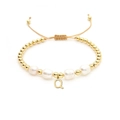 Detail of 18K gold beaded bracelet with freshwater pearls and a letter Q charm - Letter Q