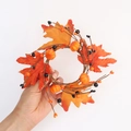 Ghirlanda per candele autunnale con foglie di acero, zucche e bacche nere su sfondo bianco - Diametro interno 8cm / Stile Zucca Foglia di Acero e Bacche Nero e Arancio