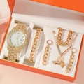 Detailliertes Set aus goldener Strass-Uhr, Kettenarmband und Halsketten in oranger Geschenkbox - Hip Hop Gold Rund Uhr mit Datum 5-teiliges Set