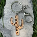 Dettaglio del portachiavi cactus leopardato su pietra naturale con gancio in metallo - 4-Pelliccia Sintetica Leopardata Marrone Nero