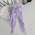 Elegante paarse satijnen haarclip met strik en lange linten op een wit dienblad - Lange Streamers / Paars