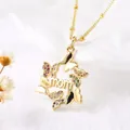 Collana dorata a farfalla con ciondolo mom e zirconi colorati su uno sfondo a onde bianche - Stile D-Farfalla Mom Zircone Multicolore