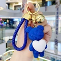 Portachiavi orso blu con trama a maglia, cuore bianco e cinturino in pelle blu intrecciata - Blu