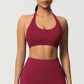 Détail de l'ensemble de yoga sans couture bordeaux avec brassière licou et legging taille haute - Bordeaux
