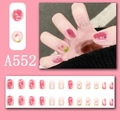 Makroansicht von rosa Ombre-Kunstnägeln mit Kirschmotiv und Glitzer-Akzenten - Rosa Weiß Verlauf Kirsche Stil (A552)