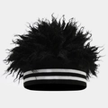 Détail d'un bonnet en fausse fourrure noire avec bande élastique à rayures blanches et noires - Taille unique / Noir