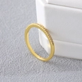 Bague dorée minimaliste sertie de micro-zircons avec un anneau fin au fini poli brillant - 21 Zircons Taille 9