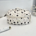 Détail d'une trousse à maquillage matelassée en coton avec des motifs mignons et anse - Chat Noir & Chien