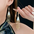 Elegante Detailansicht der vergoldeten Kürbis-Quastenohrringe im klassischen chinesischen Stil - 95# Ohrhaken-Gold
