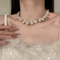 Elegante Goldhalskette mit diamantbesetzten Rautenmustern und weißen Perlen für Damen - Halskette-Silber-Beige