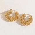 Elegante goldene gedrehte C-Form Creolen besetzt mit funkelndem weißem Zirkonia - Zirkonia Spiral Creolen / Gold