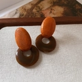 Boucles d'oreilles rétro en bois orange et résine marron sur tissu blanc texturé - Boucles d'oreilles ovales épissées en bois et résine