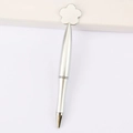 Stylo à bille argenté avec décoration en forme de fleur sur fond blanc épuré - Fleur / Argent