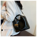 Detalle de bolso tote negro en cuero encerado vintage con elegante colgante de candado - Negro