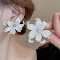 Primer plano de la textura elegante y el detalle de cristal de los pendientes de flores - 16# Poste de Pendiente de Plata de Ley 925-Blanco (Pendiente de Flor Perlada y Brillantes)