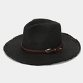 Détail d'un chapeau de paille noir avec ceinture en cuir tressé et bord effiloché - Noir