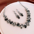 Dettaglio della collana con ciondolo a goccia argentata e orecchini a perno - Collana-Nero (Set da due pezzi)